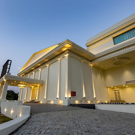 The Grand Monarch Hotel, 우자인 외부 사진