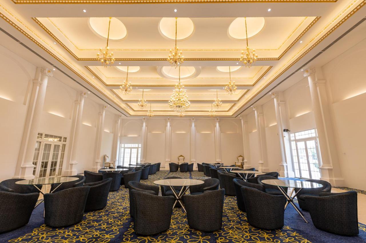 The Grand Monarch Hotel, 우자인 외부 사진