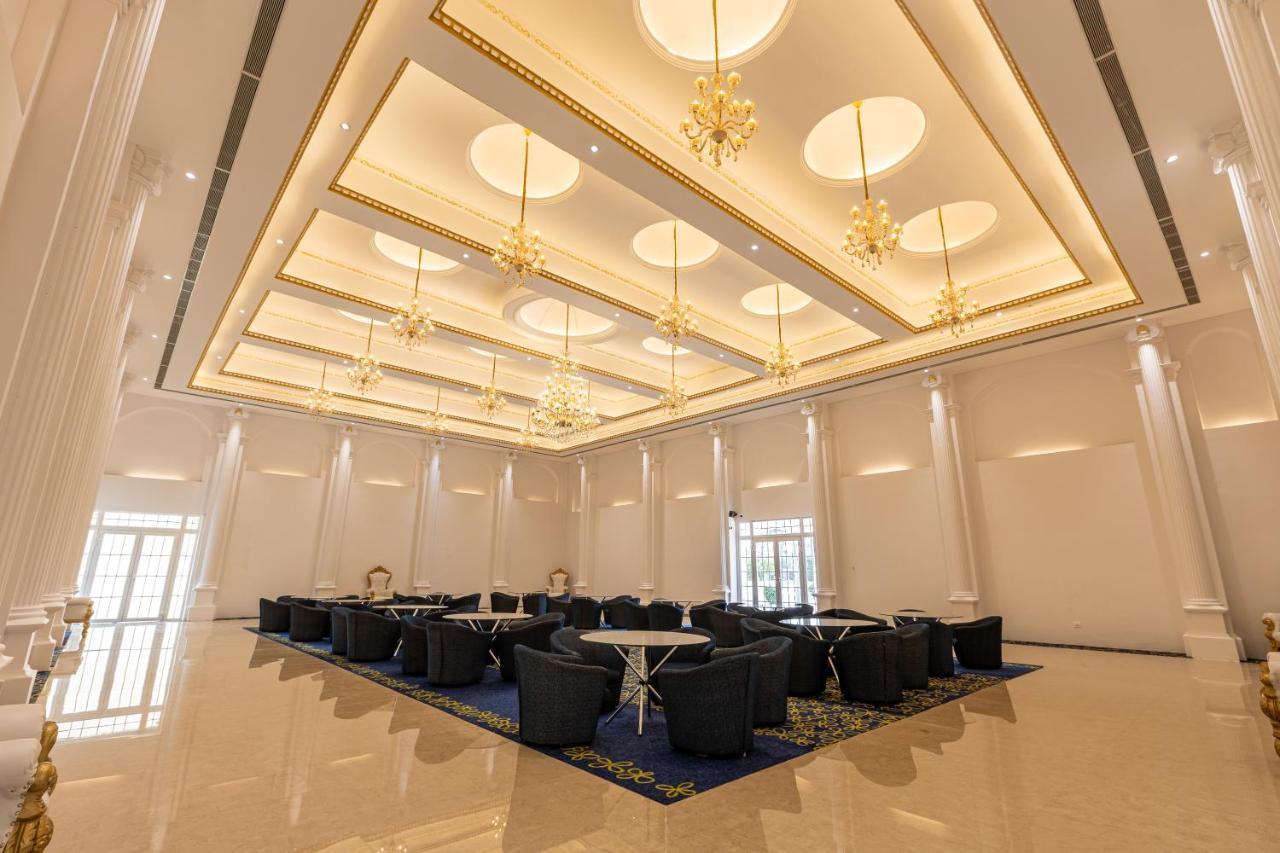 The Grand Monarch Hotel, 우자인 외부 사진