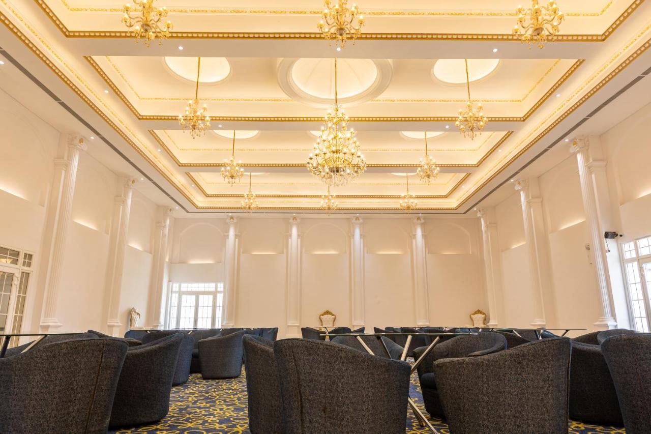 The Grand Monarch Hotel, 우자인 외부 사진