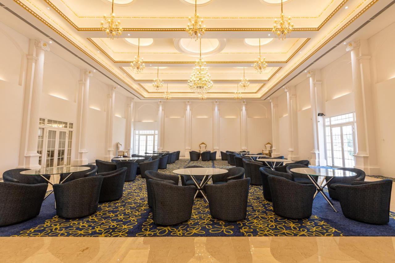 The Grand Monarch Hotel, 우자인 외부 사진