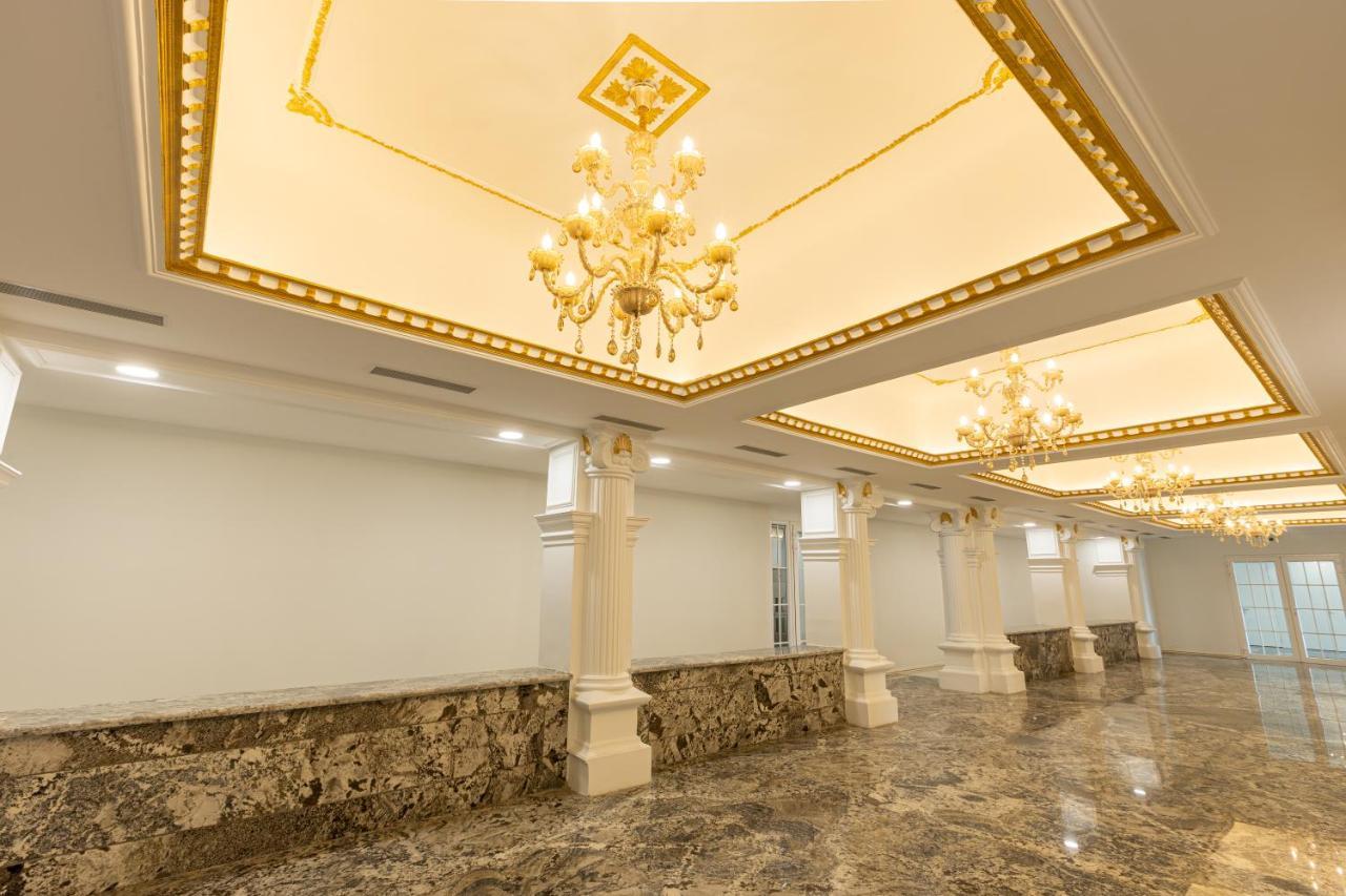 The Grand Monarch Hotel, 우자인 외부 사진