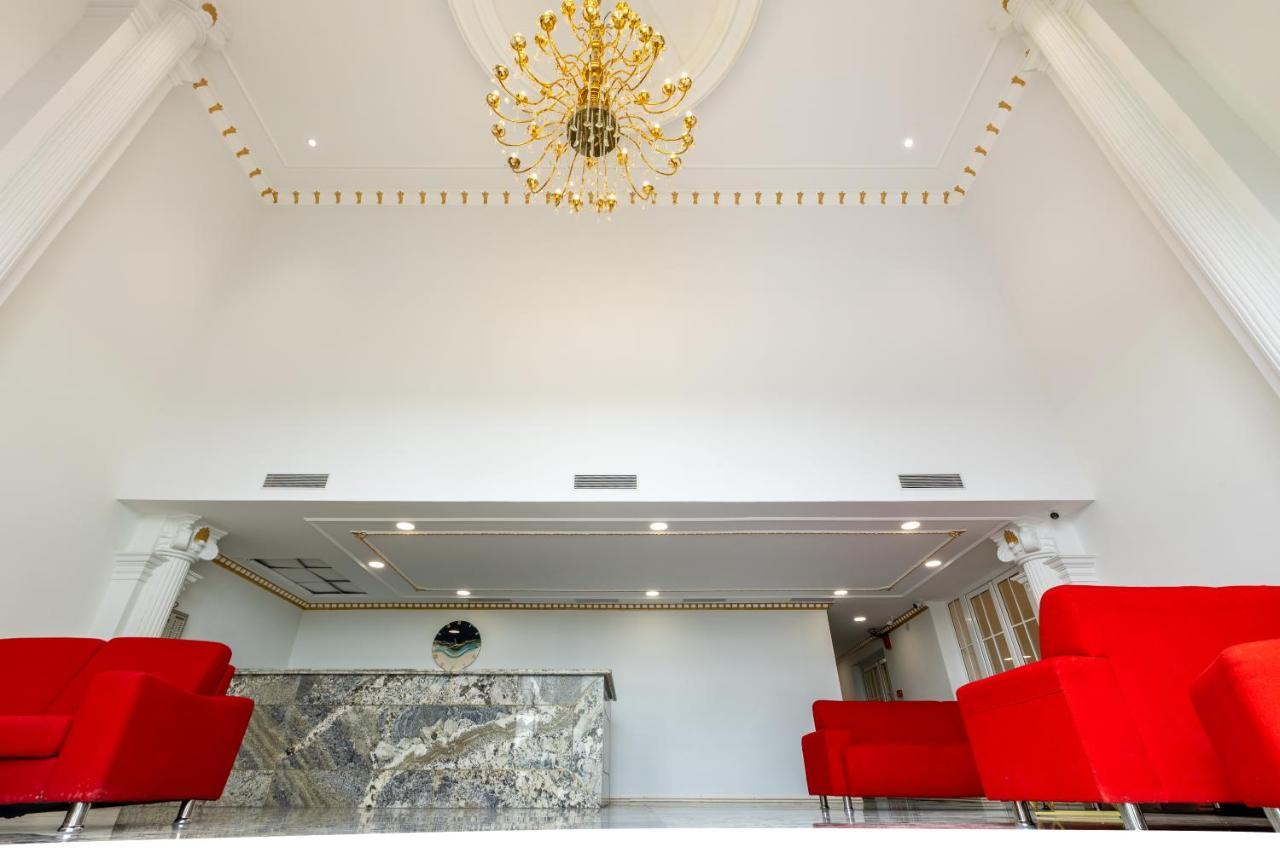 The Grand Monarch Hotel, 우자인 외부 사진