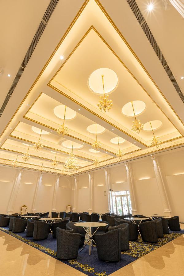The Grand Monarch Hotel, 우자인 외부 사진