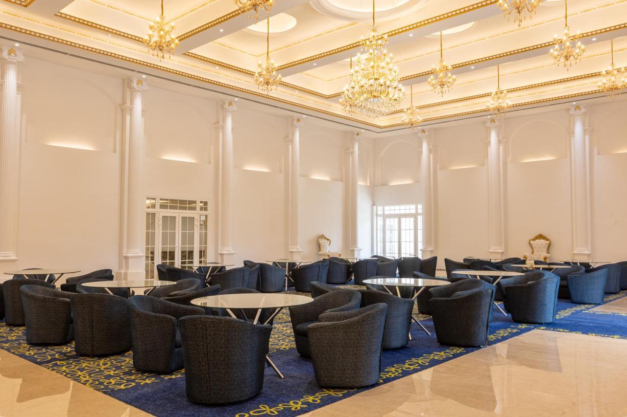The Grand Monarch Hotel, 우자인 외부 사진