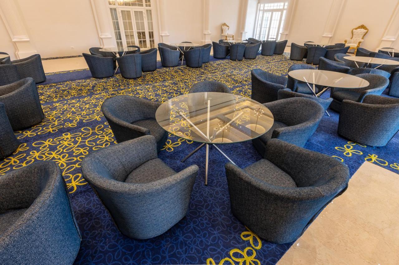 The Grand Monarch Hotel, 우자인 외부 사진