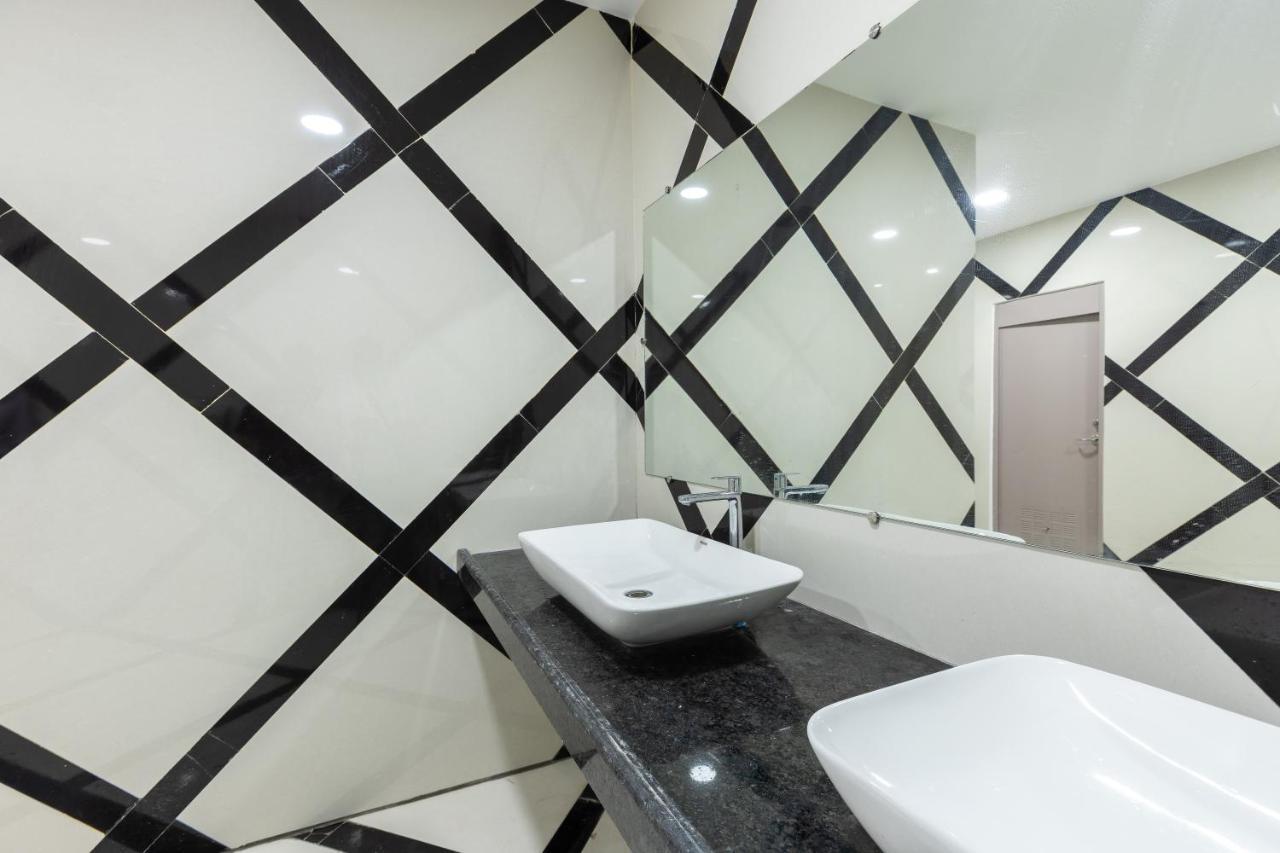 The Grand Monarch Hotel, 우자인 외부 사진