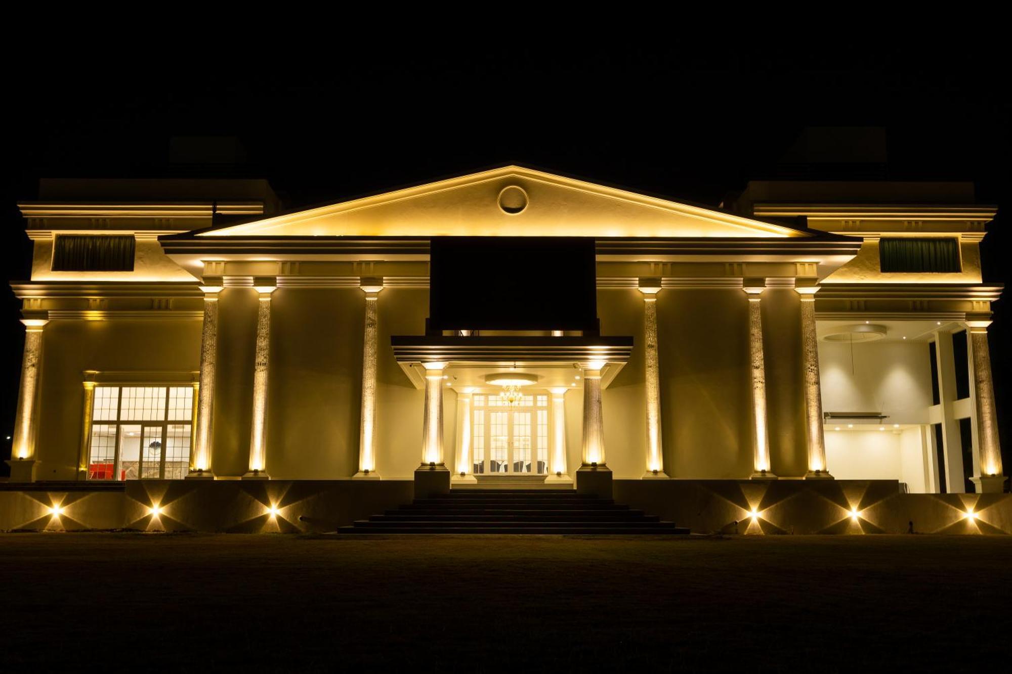 The Grand Monarch Hotel, 우자인 외부 사진
