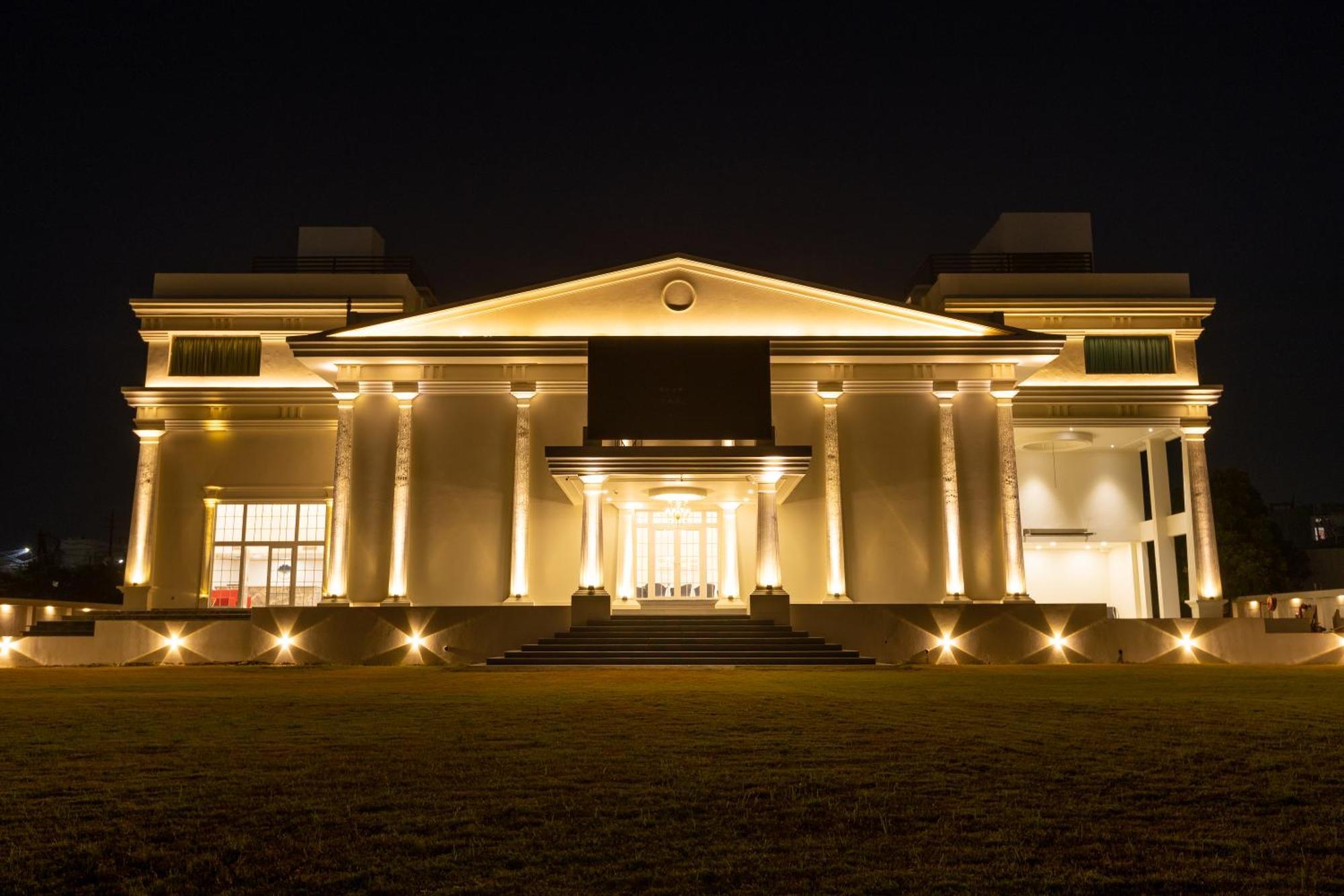 The Grand Monarch Hotel, 우자인 외부 사진