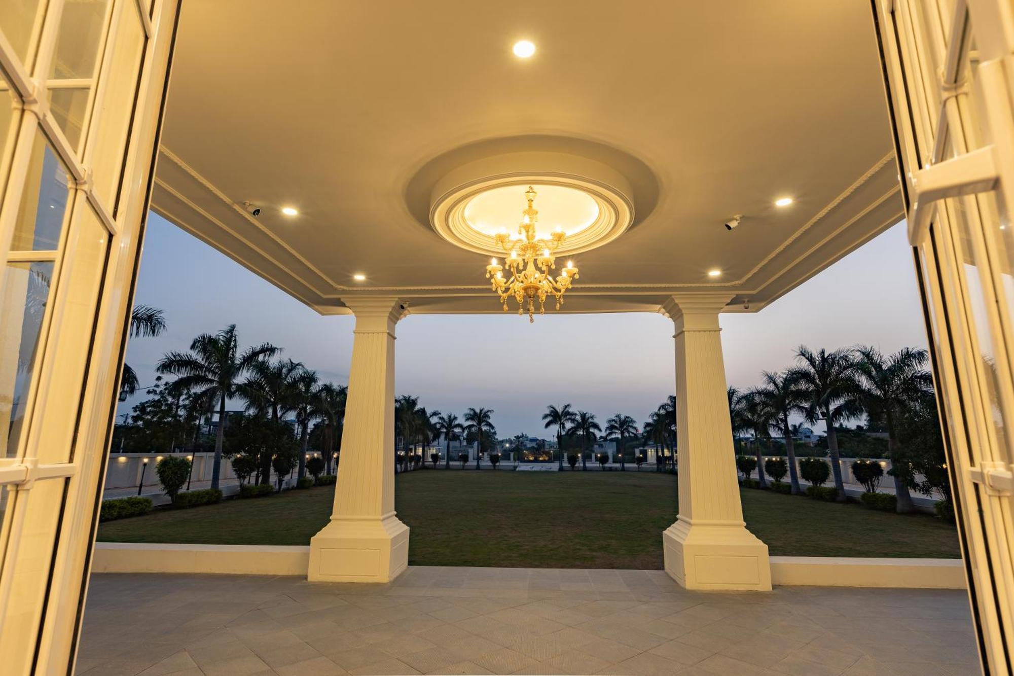 The Grand Monarch Hotel, 우자인 외부 사진