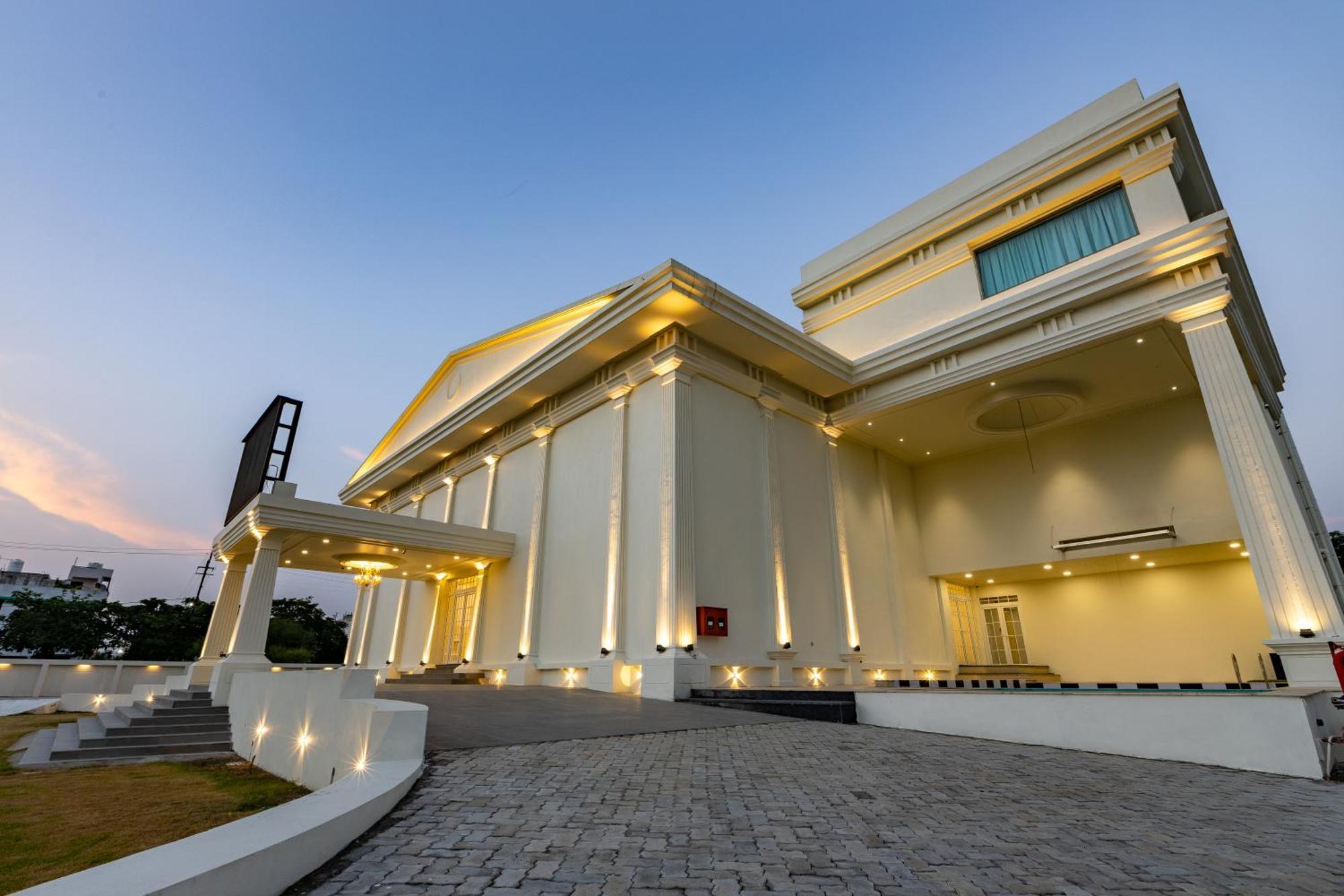 The Grand Monarch Hotel, 우자인 외부 사진
