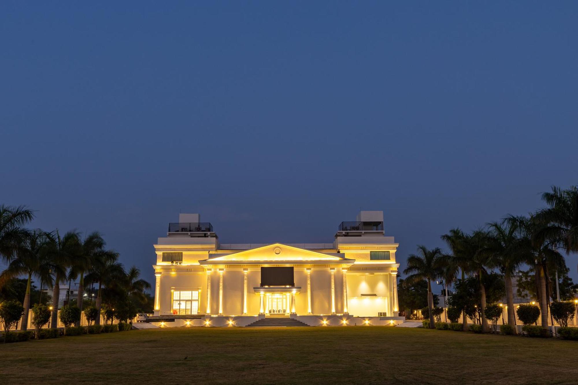 The Grand Monarch Hotel, 우자인 외부 사진