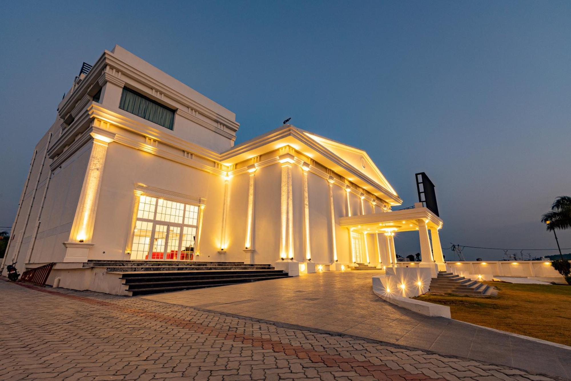 The Grand Monarch Hotel, 우자인 외부 사진