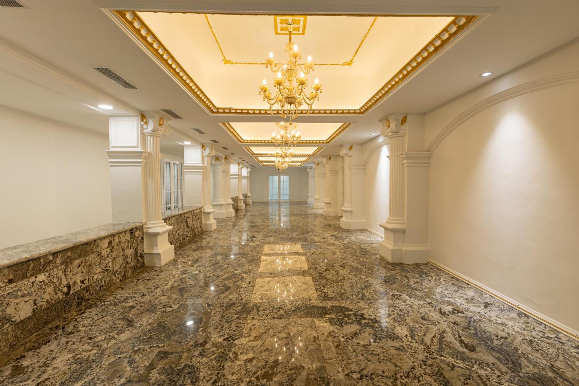 The Grand Monarch Hotel, 우자인 외부 사진