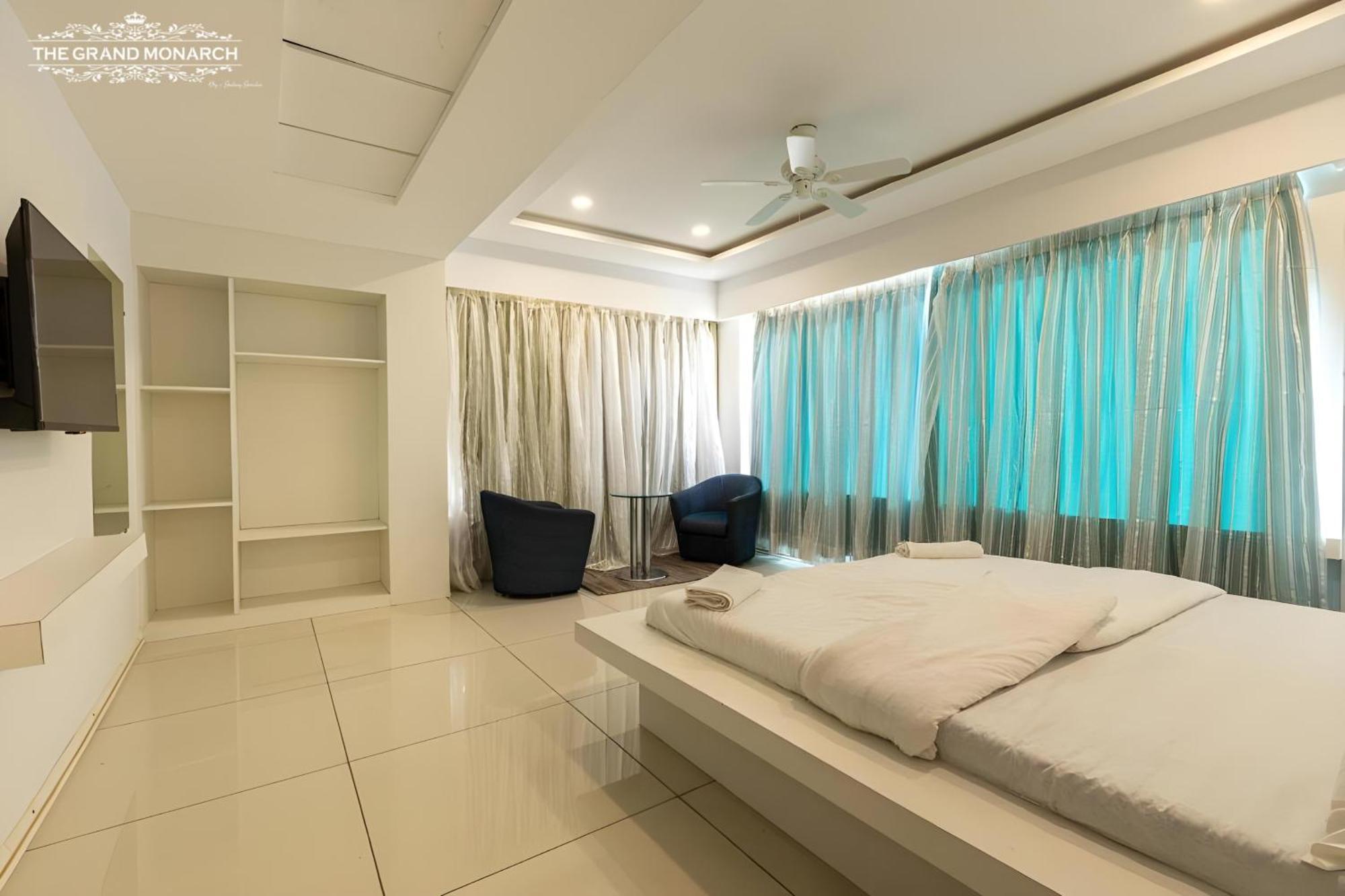 The Grand Monarch Hotel, 우자인 외부 사진
