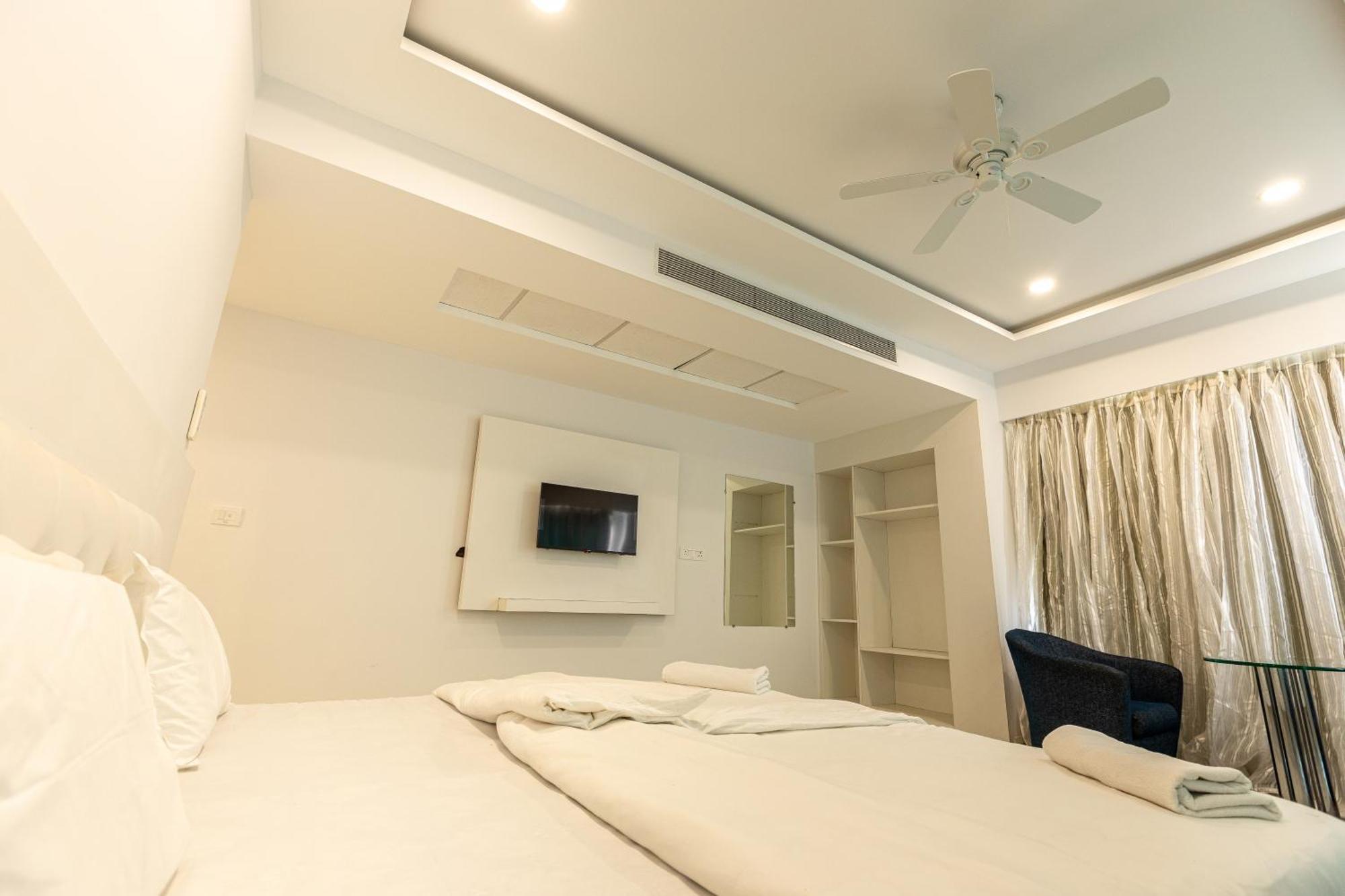 The Grand Monarch Hotel, 우자인 외부 사진