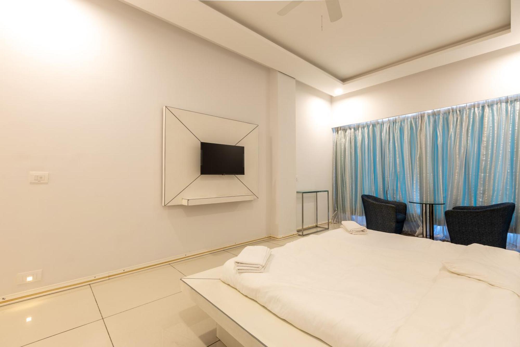 The Grand Monarch Hotel, 우자인 외부 사진