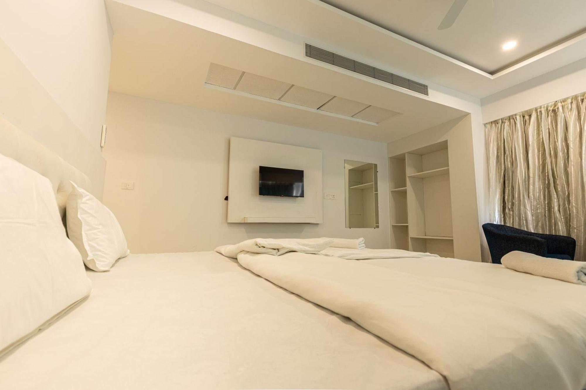 The Grand Monarch Hotel, 우자인 외부 사진